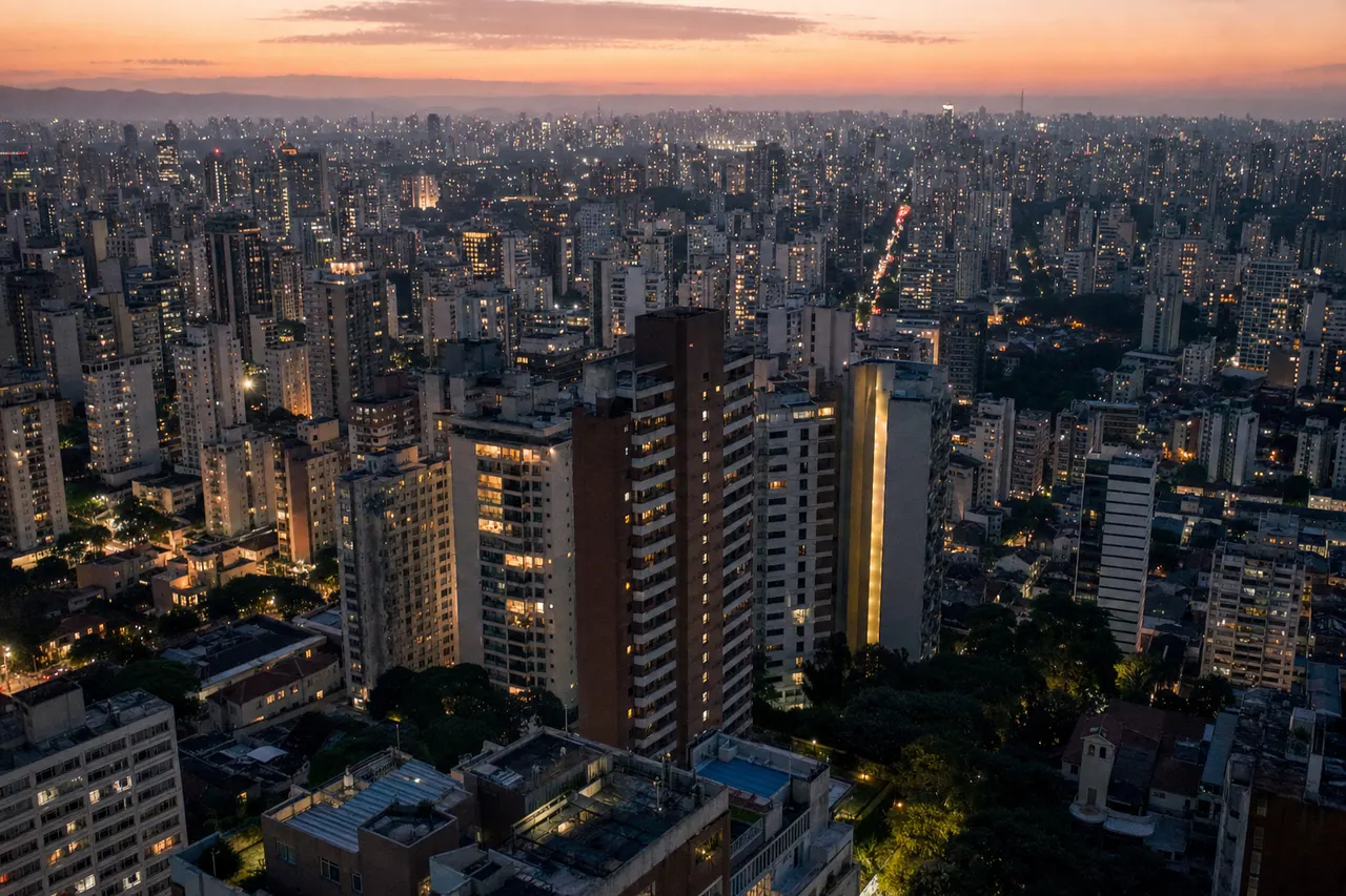 Vista dos edifícios de São Paulo ao entardecer.